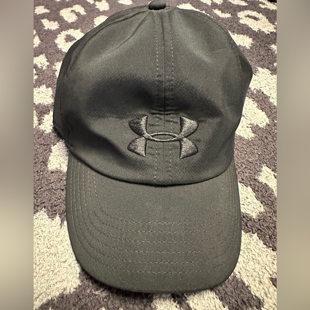 Women’s black Under Armour adjustable hat